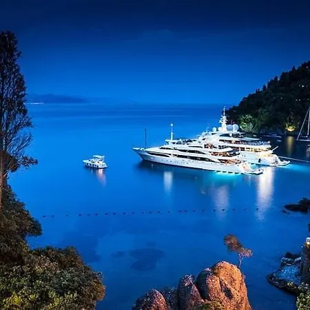 Apartment Center Steps From The Sea Ac Wi-fi Parking